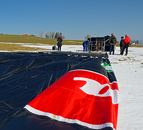 Nach der Landung wird der Ballon verpackt und ein Apéro rundet das unvergessliche Ereignis ab